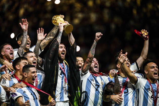 Joie des joueurs de l equipe de l Argentine soulevant le trophee de la Coupe du Monde MESSI Lionel (ARG) FOOTBALL : Argentine vs france - Finale - Coupe du Monde Qatar 2022 - 18 12 2022 JBAutissier Panoramic