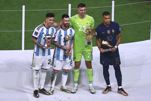 MESSI Lionel World Champion Team Argentina at the award ceremony with MBAPPE, goalkeeper MERTINEZ and FERNANDEZ Enzo FIFA World Cup 2022 in Qatar Final Argentina France on 18 12 2022 at Lusail Stadium DFL REGULATES PROHIBIT ANY USE OF PHOTOGRAPHS as IMAGE SEQUENCES and or QUASI VIDEO Copyright: xLacixPerenyix