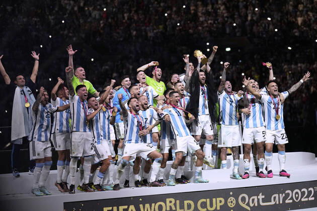 MESSI Lionel World Champion Team Argentina at the award ceremony the World Cup and his team FIFA World Cup 2022 in Qatar Final Argentina France on 18 12 2022 at Lusail Stadium DFL REGULATES PROHIBIT ANY USE OF PHOTOGRAPHS as IMAGE SEQUENCES and or QUASI VIDEO Copyright: xLacixPerenyix