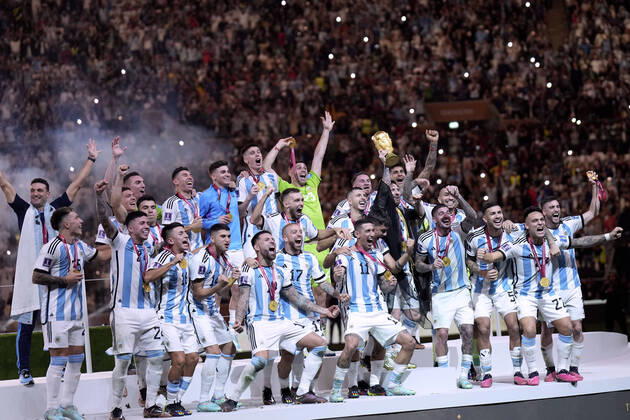 MESSI Lionel World Champion Team Argentina at the award ceremony the World Cup and his team FIFA World Cup 2022 in Qatar Final Argentina France on 18 12 2022 at Lusail Stadium DFL REGULATES PROHIBIT ANY USE OF PHOTOGRAPHS as IMAGE SEQUENCES and or QUASI VIDEO Copyright: xLacixPerenyix
