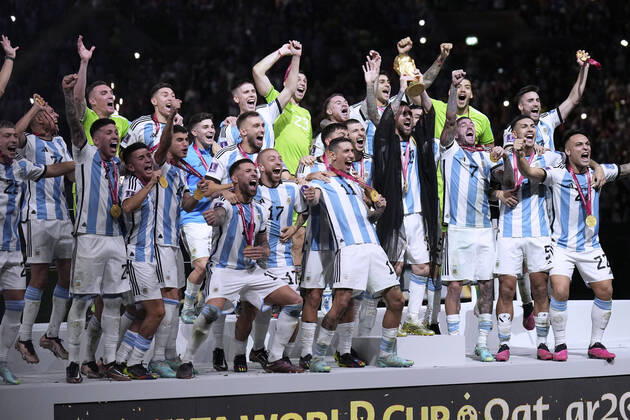 MESSI Lionel World Champion Team Argentina at the award ceremony the World Cup and his team FIFA World Cup 2022 in Qatar Final Argentina France on 18 12 2022 at Lusail Stadium DFL REGULATES PROHIBIT ANY USE OF PHOTOGRAPHS as IMAGE SEQUENCES and or QUASI VIDEO Copyright: xLacixPerenyix