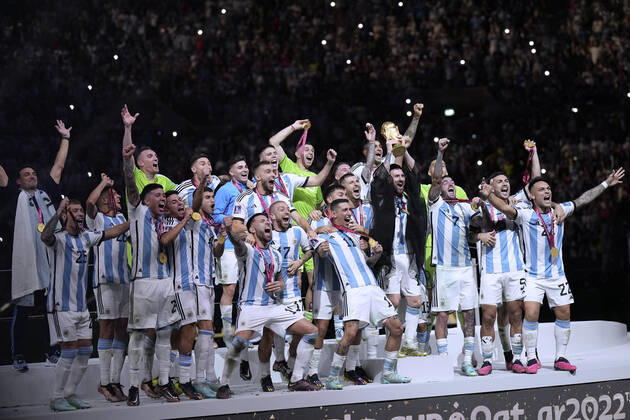 MESSI Lionel World Champion Team Argentina at the award ceremony the World Cup and his team FIFA World Cup 2022 in Qatar Final Argentina France on 18 12 2022 at Lusail Stadium DFL REGULATES PROHIBIT ANY USE OF PHOTOGRAPHS as IMAGE SEQUENCES and or QUASI VIDEO Copyright: xLacixPerenyix