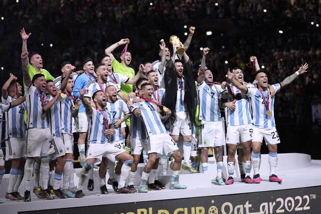 MESSI Lionel World Champion Team Argentina at the award ceremony the World Cup and his team FIFA World Cup 2022 in Qatar Final Argentina France on 18 12 2022 at Lusail Stadium DFL REGULATES PROHIBIT ANY USE OF PHOTOGRAPHS as IMAGE SEQUENCES and or QUASI VIDEO Copyright: xLacixPerenyix