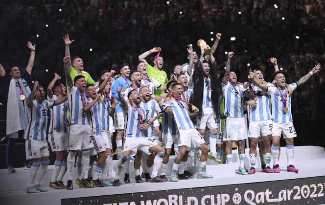 MESSI Lionel World Champion Team Argentina at the award ceremony the World Cup and his team FIFA World Cup 2022 in Qatar Final Argentina France on 18 12 2022 at Lusail Stadium DFL REGULATES PROHIBIT ANY USE OF PHOTOGRAPHS as IMAGE SEQUENCES and or QUASI VIDEO Copyright: xLacixPerenyix