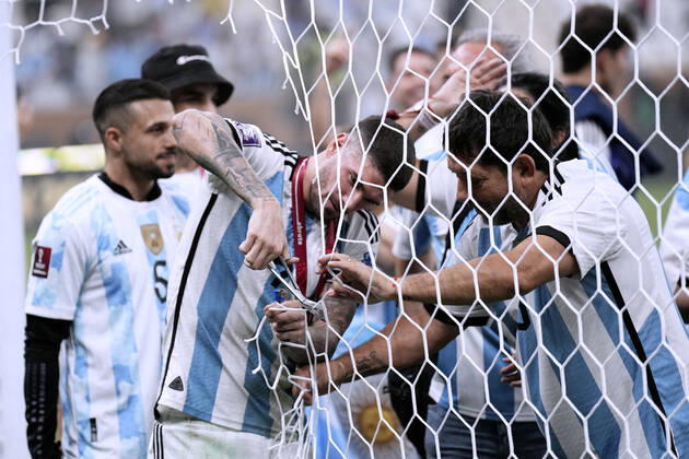 DE PAUL Rodrigo Team Argentina cuts from the goal net a souvenir FIFA World Cup 2022 in Qatar Final Argentina France on 18 12 2022 at Lusail Stadium DFL REGULATES PROHIBIT ANY USE OF PHOTOGRAPHS as IMAGE SEQUENCES and or QUASI VIDEO Copyright: xLacixPerenyix