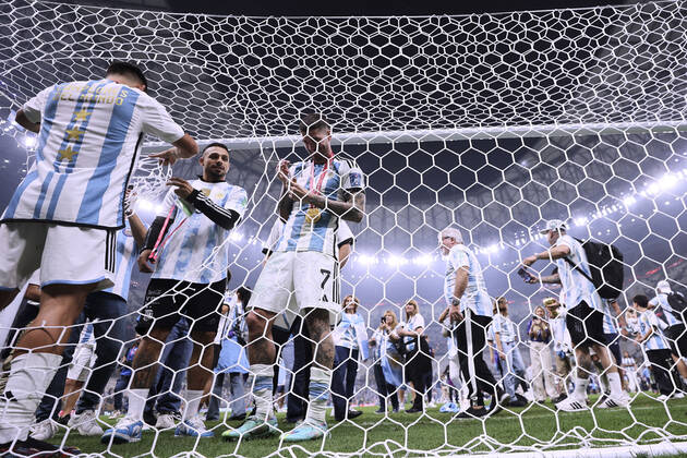 DE PAUL Rodrigo Team Argentina cuts from the goal net a souvenir FIFA World Cup 2022 in Qatar Final Argentina France on 18 12 2022 at Lusail Stadium DFL REGULATES PROHIBIT ANY USE OF PHOTOGRAPHS as IMAGE SEQUENCES and or QUASI VIDEO Copyright: xLacixPerenyix