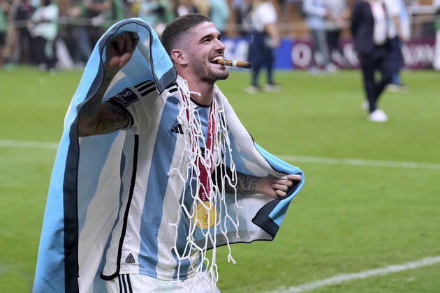 DE PAUL Rodrigo Team Argentina cuts from the goal net a souvenir FIFA World Cup 2022 in Qatar Final Argentina France on 18 12 2022 at Lusail Stadium DFL REGULATES PROHIBIT ANY USE OF PHOTOGRAPHS as IMAGE SEQUENCES and or QUASI VIDEO Copyright: xLacixPerenyix