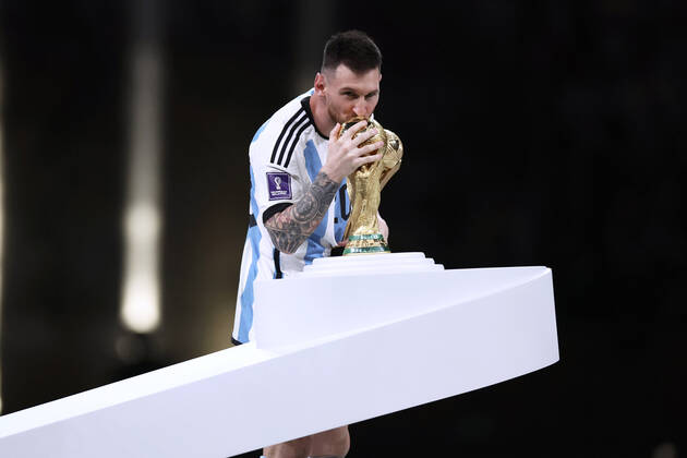 MESSI Lionel World Champion Team Argentina at the award ceremony the World Cup FIFA World Cup 2022 in Qatar Final Argentina France on 18 12 2022 at Lusail Stadium DFL REGULATES PROHIBIT ANY USE OF PHOTOGRAPHS as IMAGE SEQUENCES and or QUASI VIDEO Copyright: xLacixPerenyix