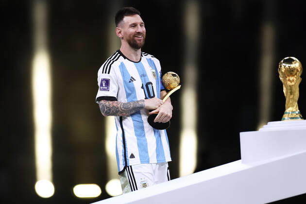 MESSI Lionel World Champion Team Argentina at the award ceremony the World Cup FIFA World Cup 2022 in Qatar Final Argentina France on 18 12 2022 at Lusail Stadium DFL REGULATES PROHIBIT ANY USE OF PHOTOGRAPHS as IMAGE SEQUENCES and or QUASI VIDEO Copyright: xLacixPerenyix