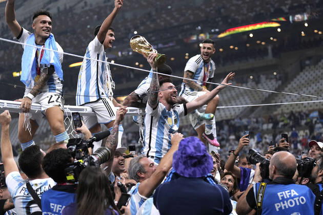 MESSI Lionel World Champion Team Argentina at the award ceremony with the World Cup FIFA World Cup 2022 in Qatar Final Argentina France on 18 12 2022 at Lusail Stadium DFL REGULATES PROHIBIT ANY USE OF PHOTOGRAPHS as IMAGE SEQUENCES and or QUASI VIDEO Copyright: xLacixPerenyix