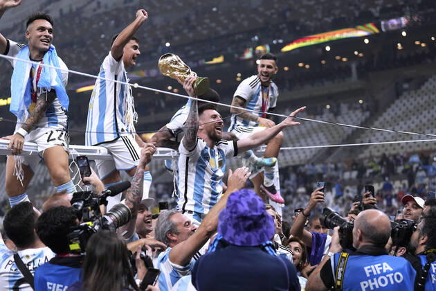 MESSI Lionel World Champion Team Argentina at the award ceremony with the World Cup FIFA World Cup 2022 in Qatar Final Argentina France on 18 12 2022 at Lusail Stadium DFL REGULATES PROHIBIT ANY USE OF PHOTOGRAPHS as IMAGE SEQUENCES and or QUASI VIDEO Copyright: xLacixPerenyix