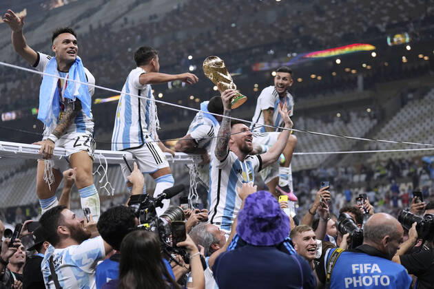 MESSI Lionel World Champion Team Argentina at the award ceremony with the World Cup FIFA World Cup 2022 in Qatar Final Argentina France on 18 12 2022 at Lusail Stadium DFL REGULATES PROHIBIT ANY USE OF PHOTOGRAPHS as IMAGE SEQUENCES and or QUASI VIDEO Copyright: xLacixPerenyix