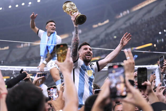 MESSI Lionel World Champion Team Argentina at the award ceremony with the World Cup FIFA World Cup 2022 in Qatar Final Argentina France on 18 12 2022 at Lusail Stadium DFL REGULATES PROHIBIT ANY USE OF PHOTOGRAPHS as IMAGE SEQUENCES and or QUASI VIDEO Copyright: xLacixPerenyix