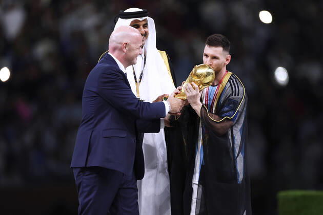 MESSI Lionel World Champion Team Argentina at the award ceremony with FIFA President INFANTINO Gianni and the Emir TAMIN BIN HAMAD AL THANI FIFA World Cup 2022 in Qatar Final Argentina France on 18 12 2022 at Lusail Stadium DFL REGULATIONS PROHIBIT ANY USE OF PHOTOGRAPHS as IMAGE SEQUENCES and or QUASI VIDEO Copyright: xLacixPerenyix