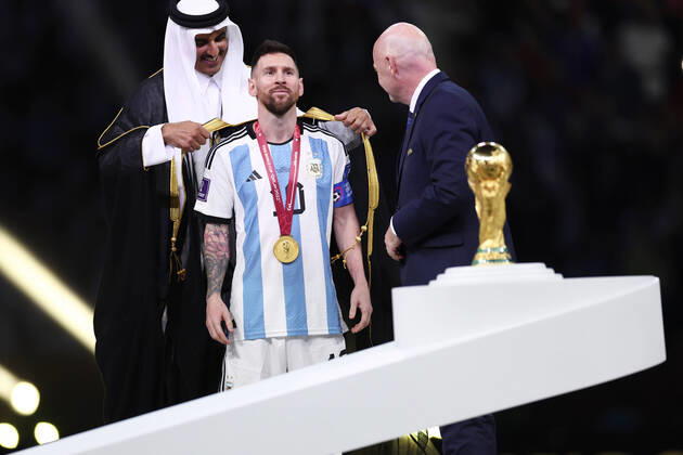 FIFA WM 2022, Messi bekommt schwarzes Gewand bei der Pokalübergabe