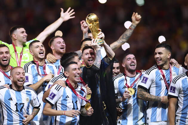 MESSI Lionel World Champion Team Argentina at the award ceremony the World Cup and his team FIFA World Cup 2022 in Qatar Final Argentina France on 18 12 2022 at Lusail Stadium DFL REGULATES PROHIBIT ANY USE OF PHOTOGRAPHS as IMAGE SEQUENCES and or QUASI VIDEO Copyright: xLacixPerenyix