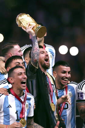 MESSI Lionel World Champion Team Argentina at the award ceremony the World Cup and his team FIFA World Cup 2022 in Qatar Final Argentina France on 18 12 2022 at Lusail Stadium DFL REGULATES PROHIBIT ANY USE OF PHOTOGRAPHS as IMAGE SEQUENCES and or QUASI VIDEO Copyright: xLacixPerenyix