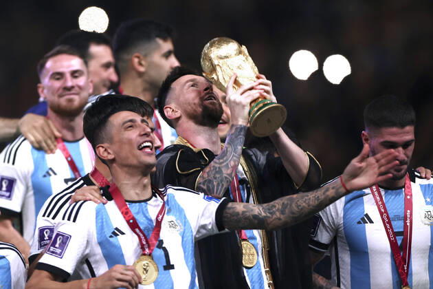 MESSI Lionel World Champion Team Argentina at the award ceremony the World Cup and his team FIFA World Cup 2022 in Qatar Final Argentina France on 18 12 2022 at Lusail Stadium DFL REGULATES PROHIBIT ANY USE OF PHOTOGRAPHS as IMAGE SEQUENCES and or QUASI VIDEO Copyright: xLacixPerenyix