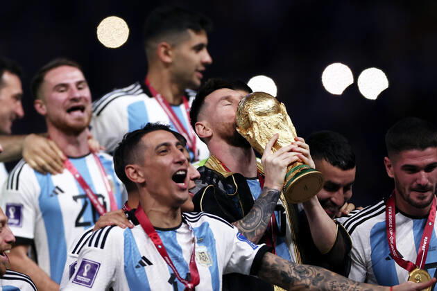 MESSI Lionel World Champion Team Argentina at the award ceremony the World Cup and his team FIFA World Cup 2022 in Qatar Final Argentina France on 18 12 2022 at Lusail Stadium DFL REGULATES PROHIBIT ANY USE OF PHOTOGRAPHS as IMAGE SEQUENCES and or QUASI VIDEO Copyright: xLacixPerenyix