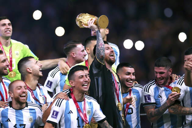 MESSI Lionel World Champion Team Argentina at the award ceremony the World Cup and his team FIFA World Cup 2022 in Qatar Final Argentina France on 18 12 2022 at Lusail Stadium DFL REGULATES PROHIBIT ANY USE OF PHOTOGRAPHS as IMAGE SEQUENCES and or QUASI VIDEO Copyright: xLacixPerenyix