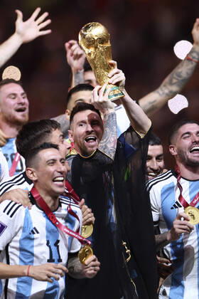 MESSI Lionel World Champion Team Argentina at the award ceremony the World Cup and his team FIFA World Cup 2022 in Qatar Final Argentina France on 18 12 2022 at Lusail Stadium DFL REGULATES PROHIBIT ANY USE OF PHOTOGRAPHS as IMAGE SEQUENCES and or QUASI VIDEO Copyright: xLacixPerenyix