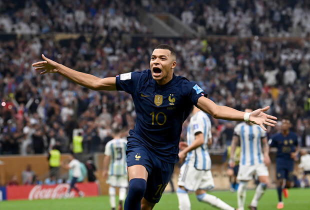 Football, men, 2022 23 season, World Cup in Qatar, final, Argentina France 2 2, 3 3 n V, 4 2 i E at Lusail Iconic Stadium in Lusail, Kylian Mbappe France , cheering after scoring 3 3, 18 12 2022, Copyright: xMatthiasxKochx