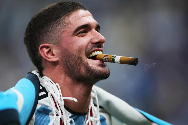 FIFA WM 2022, Rodrigo de Paul feiert WM-Sieg mit einer Zigarre auf dem Feld