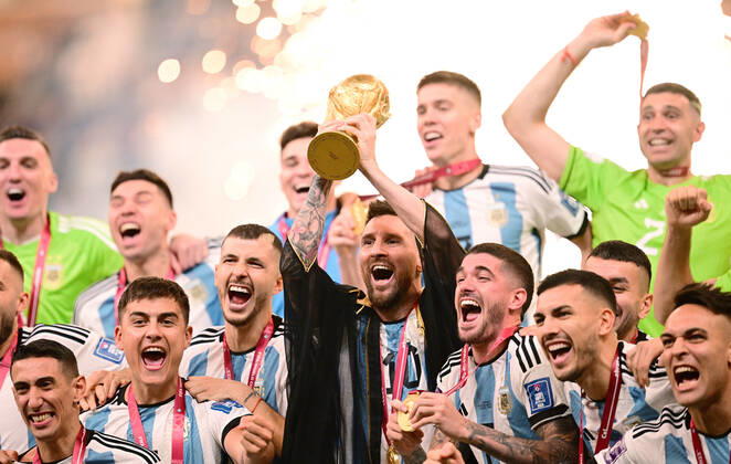 FOOTBALL World Cup 2022 Final Argentina France 18 12 2022 Award Ceremony, CHEER World Champion Argentina Angel Di Maria, Paulo Dybala, Lionel Messi in cape Bischt with World Cup trophy, Rodrigo de Paul, Leandro Paredes and Lautaro Martinez v li
