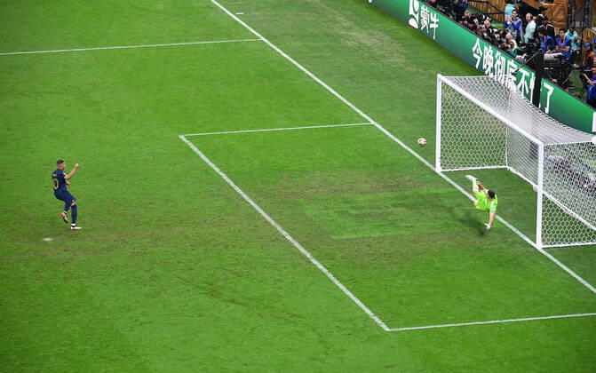 Football World Cup, Men, Qatar 2022, Final, Lusail Iconic Stadium, Argentina France 4 2 n E Kylian Mbappe FRA scores the goal to make it 3 3 in extra time on a penalty kick against Hugo Lloris FRA FIFA REGULATES PROHIBIT ANY USE OF PHOTOGRAPHS AS IMAGE SEQUENCES AND OR QUASI VIDEO