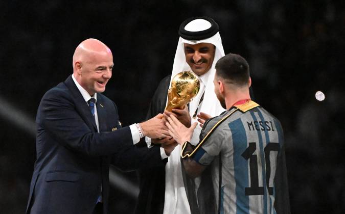 Football, men, 2022 23 season, World Cup in Qatar, final, Argentina France 2 2, 3 3 n V, 4 2 i E at Lusail Iconic Stadium in Lusail, f l FIFA President Gianni Infantino, Qatars Emir Tamim bin Hamad Al Thani, Lionel Messi Argentina at the award ceremony, 18 12 2022, Copyright: xMatthiasxKochx