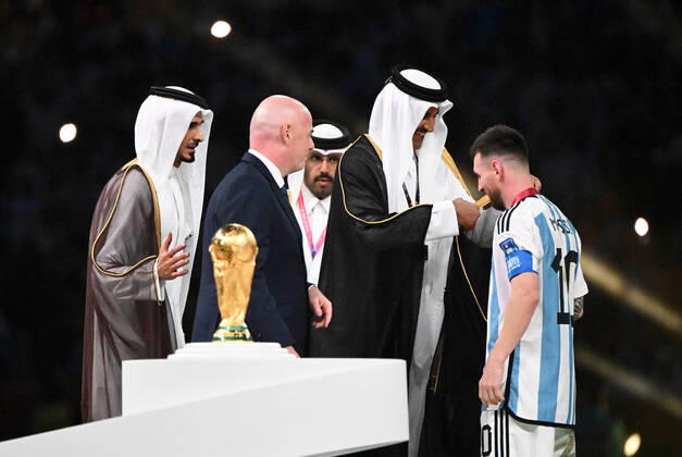 Football, mens, 2022 23 season, World Cup in Qatar, final, Argentina France 2 2, 3 3 n V, 4 2 i E at Lusail Iconic Stadium in Lusail, f l FIFA President Gianni Infantino, Qatars Emir Tamim bin Hamad Al Thani dons Lionel Messi Argentina robe at award ceremony, 18 12 2022, Copyright: xMatthiasxKochx