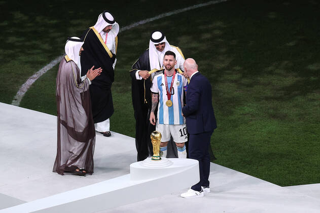 Finale der FIFA Fussball-Weltmeisterschaft 18. Dezember 2022, Lusail City Finale der FIFA Fussball-Weltmeisterschaft Katar 2022 Argentinien gegen Frankreich Lionel Messi aus Argentinien wird von Scheich Tamin bin Hamad Al Thani, dem Emir von Katar, in ein Bisht gekleidet, während FIFA-Präsident Gianni Infantino zusieht Foto Charlotte Wilson Offside Doha Katar Copyright: xCharlottexWilsonx xOffsidexOffside