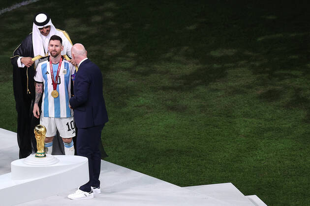 Finale der FIFA Fussball-Weltmeisterschaft 18. Dezember 2022, Lusail City Finale der FIFA Fussball-Weltmeisterschaft Katar 2022 Argentinien gegen Frankreich Lionel Messi aus Argentinien wird von Scheich Tamin bin Hamad Al Thani, dem Emir von Katar, in ein Bisht gekleidet, während FIFA-Präsident Gianni Infantino zusieht Foto Charlotte Wilson Offside Doha Katar Copyright: xCharlottexWilsonx xOffsidexOffside