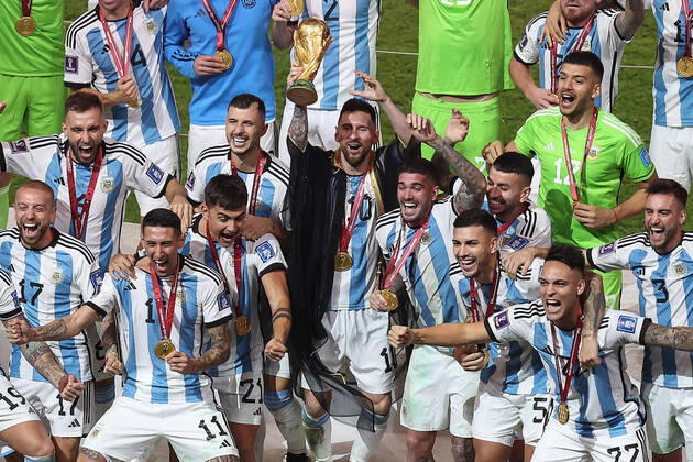 Finale der FIFA Fussball-Weltmeisterschaft 18. Dezember 2022, Lusail City Finale der FIFA Fussball-Weltmeisterschaft Katar 2022 Argentinien gegen Frankreich Lionel Messi aus Argentinien hebt den WM-Pokal mit seiner Mannschaft Foto Charlotte Wilson Offside Doha Katar Copyright: xCharlottexWilsonx xOffsidexOffside