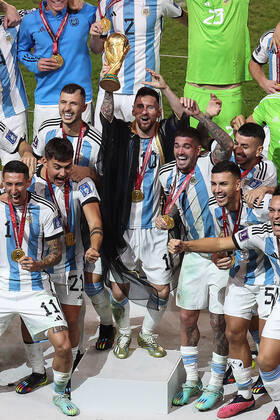 Finale der FIFA Fussball-Weltmeisterschaft 18. Dezember 2022, Lusail City Finale der FIFA Fussball-Weltmeisterschaft Katar 2022 Argentinien gegen Frankreich Lionel Messi aus Argentinien hebt den WM-Pokal mit seiner Mannschaft Foto Charlotte Wilson Offside Doha Katar Copyright: xCharlottexWilsonx xOffsidexOffside