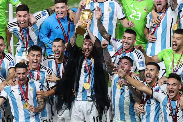 Finale der FIFA Fussball-Weltmeisterschaft 18. Dezember 2022, Lusail City Finale der FIFA Fussball-Weltmeisterschaft Katar 2022 Argentinien gegen Frankreich Lionel Messi aus Argentinien hebt den WM-Pokal mit seiner Mannschaft Foto Charlotte Wilson Offside Doha Katar Copyright: xCharlottexWilsonx xOffsidexOffside