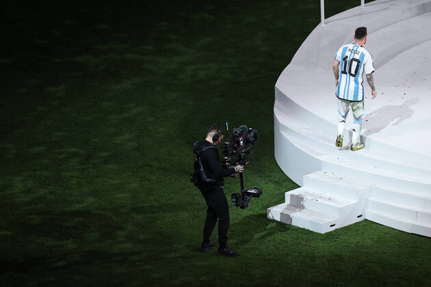 Das Finale der FIFA Fussball-Weltmeisterschaft 18. Dezember 2022, Lusail City Finale der FIFA Fussball-Weltmeisterschaft Katar 2022 Argentinien gegen Frankreich Lionel Messi aus Argentinien wird gefilmt, wie er die Treppe zur Bühne hinaufgeht, um den Pokal in Empfang zu nehmen Foto Charlotte Wilson Offside Doha Katar Copyright: xCharlottexWilsonx xOffsidexOffside