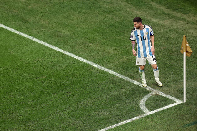 Das Finale der FIFA Fussball-Weltmeisterschaft 18. Dezember 2022, Lusail City Finale der FIFA Fussball-Weltmeisterschaft Katar 2022 Argentinien gegen Frankreich Lionel Messi (Argentinien) bereitet sich auf einen Eckball vor Foto Charlotte Wilson Abseits Doha Katar Copyright: xCharlottexWilsonx xOffsidexOffside