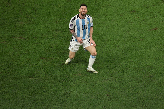 Das Finale der FIFA Fussball-Weltmeisterschaft 18. Dezember 2022, Lusail City Finale der FIFA Fussball-Weltmeisterschaft Katar 2022 Argentinien gegen Frankreich Lionel Messi aus Argentinien Foto Charlotte Wilson Abseits Doha Katar Copyright: xCharlottexWilsonx xOffsidexOffside