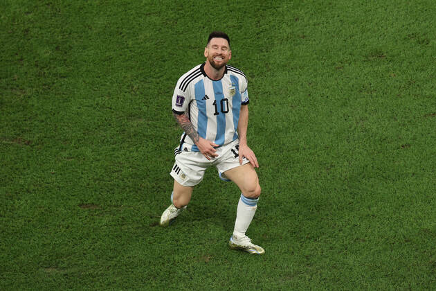 Das Finale der FIFA Fussball-Weltmeisterschaft 18. Dezember 2022, Lusail City Finale der FIFA Fussball-Weltmeisterschaft Katar 2022 Argentinien gegen Frankreich Lionel Messi aus Argentinien Foto Charlotte Wilson Abseits Doha Katar Copyright: xCharlottexWilsonx xOffsidexOffside