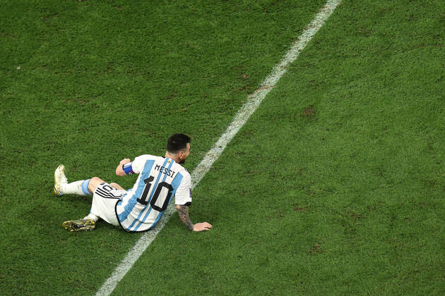 Das Finale der FIFA Fussball-Weltmeisterschaft 18. Dezember 2022, Lusail City Finale der FIFA Fussball-Weltmeisterschaft Katar 2022 Argentinien gegen Frankreich Lionel Messi aus Argentinien Foto Charlotte Wilson Abseits Doha Katar Copyright: xCharlottexWilsonx xOffsidexOffside