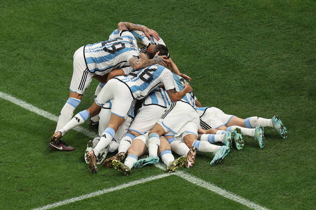 Das Finale der FIFA Fussball-Weltmeisterschaft 18. Dezember 2022, Lusail City Finale der FIFA Fussball-Weltmeisterschaft Katar 2022 Argentinien gegen Frankreich Argentinien feiert seinen Führungstreffer, indem es sich auf den Elfmeterschützen Lionel Messi stürzt Foto Charlotte Wilson Abseits Doha Katar Copyright: xCharlottexWilsonx xOffsidexOffside