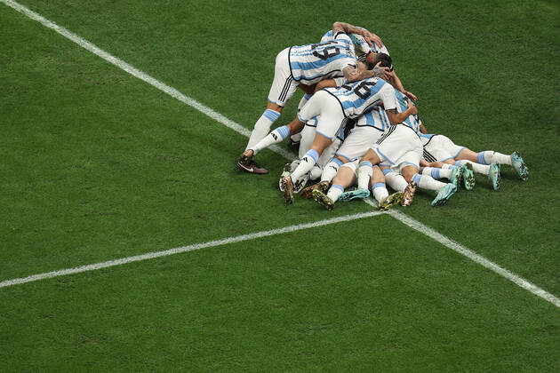 Das Finale der FIFA Fussball-Weltmeisterschaft 18. Dezember 2022, Lusail City Finale der FIFA Fussball-Weltmeisterschaft Katar 2022 Argentinien gegen Frankreich Argentinien feiert seinen Führungstreffer, indem es sich auf den Elfmeterschützen Lionel Messi stürzt Foto Charlotte Wilson Abseits Doha Katar Copyright: xCharlottexWilsonx xOffsidexOffside