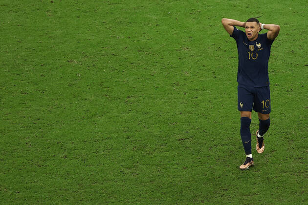 Das Finale der FIFA Fussball-Weltmeisterschaft 18. Dezember 2022, Lusail City Finale der FIFA Fussball-Weltmeisterschaft Katar 2022 Argentinien gegen Frankreich Kylian Mbappe (Frankreich) reagiert nach einer vergebenen Chance Foto Charlotte Wilson Abseits Doha Katar Copyright: xCharlottexWilsonx xOffsidexOffside