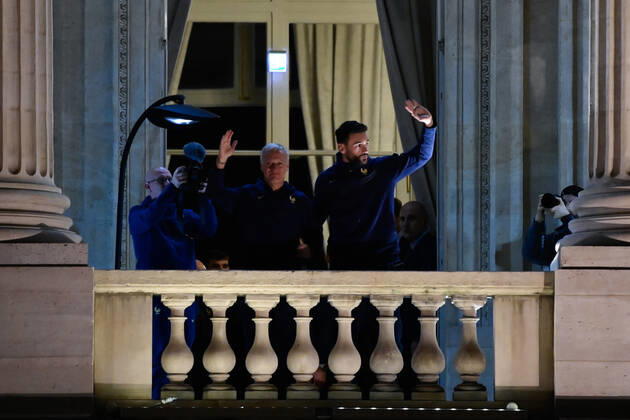 Rassemblement de l equipe de France a la Place de la Concorde - Didier Deschamps ( selectionneur - entraineur - France ) - Hugo Lloris ( France ) - FOOTBALL : Rassemblement de l equipe de France - Paris - 19 12 2022 FedericoPestellini Panoramic