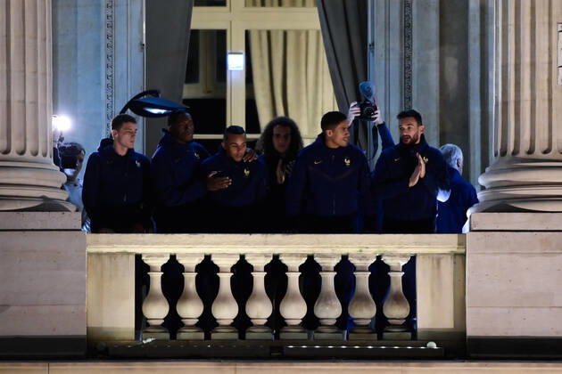 Rassemblement de l equipe de France a la Place de la Concorde - Hugo Lloris ( France ) - Benjamin Pavard ( France ) - Raphael Varane ( France ) - Jules Kounde ( France ) - Matteo Guendouzi ( France ) - FOOTBALL : Rassemblement de l equipe de France - Paris - 19 12 2022 FedericoPestellini Panoramic