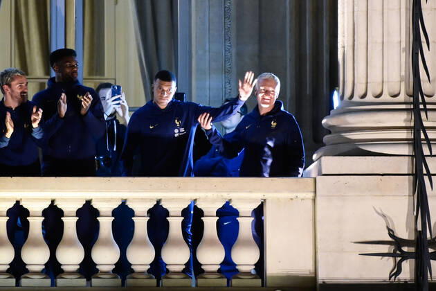 Rassemblement de l equipe de France a la Place de la Concorde - Antoine Griezmann ( France ) - Didier Deschamps ( selectionneur - entraineur - France ) - Kylian Mbappe ( France ) - FOOTBALL : Rassemblement de l equipe de France - Paris - 19 12 2022 FedericoPestellini Panoramic