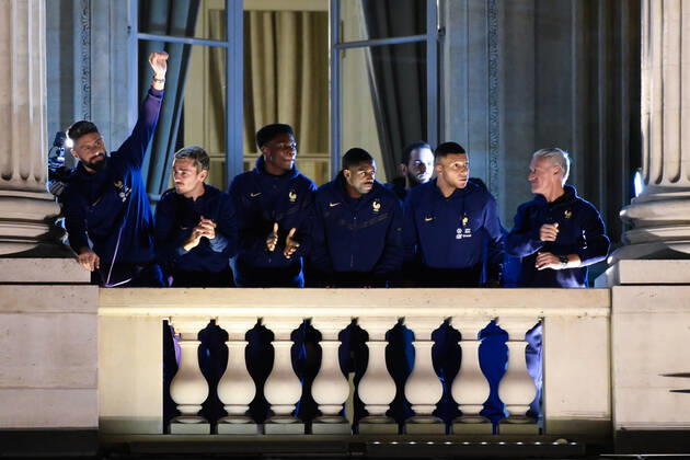 Rassemblement de l equipe de France a la Place de la Concorde - Olivier Giroud ( France ) - Antoine Griezmann ( France ) - Kylian Mbappe ( France ) - Didier Deschamps ( selectionneur - entraineur - France ) - FOOTBALL : Rassemblement de l equipe de France - Paris - 19 12 2022 FedericoPestellini Panoramic