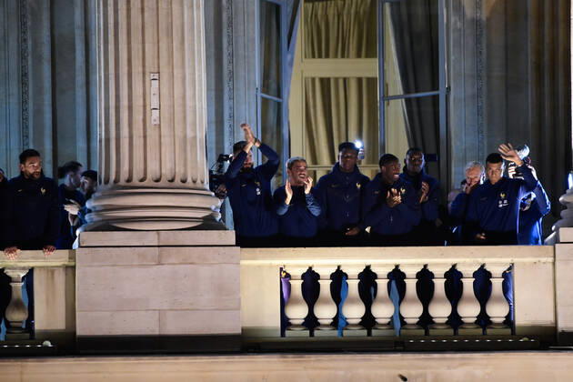Rassemblement de l equipe de France a la Place de la Concorde - Olivier Giroud ( France ) - Antoine Griezmann ( France ) - Ousmane Dembele ( France ) - Kylian Mbappe ( France ) - Didier Deschamps ( selectionneur - entraineur - France ) - Hugo Lloris ( France ) - FOOTBALL : Rassemblement de l equipe de France - Paris - 19 12 2022 FedericoPestellini Panoramic