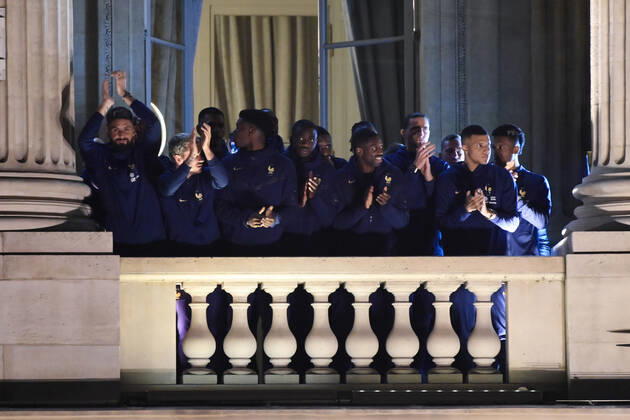 Rassemblement de l equipe de France a la Place de la Concorde - Olivier Giroud ( France ) - Antoine Griezmann ( France ) - Ousmane Dembele ( France ) - Kylian Mbappe ( France ) - Didier Deschamps ( selectionneur - entraineur - France ) - FOOTBALL : Rassemblement de l equipe de France - Paris - 19 12 2022 FedericoPestellini Panoramic